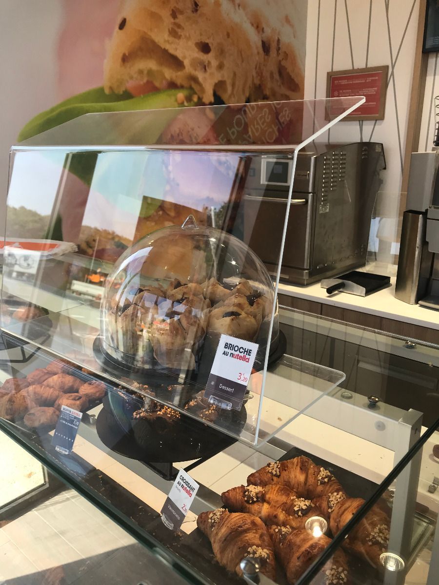 Vitrine alimentaire pare haleine dans une boulangerie pâtisserie